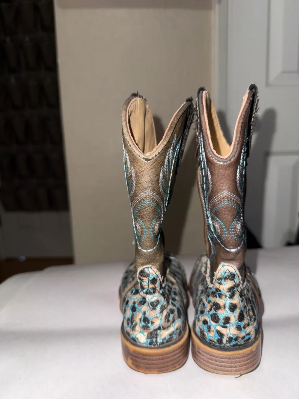 Roper girls' boots featuring a turquoise glitter leopard square toe size 9